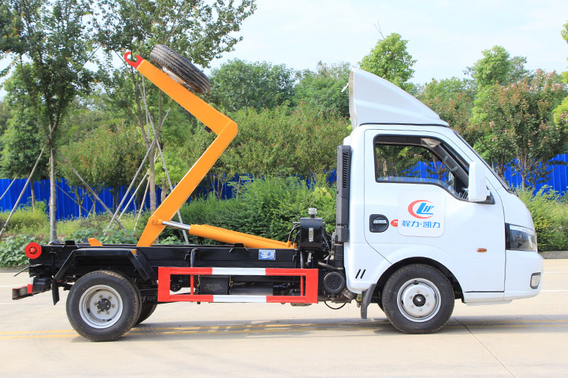 东风途逸勾臂垃圾车