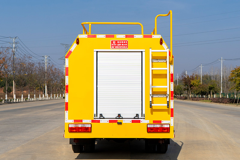 小多利卡双排-4.2方-消防洒水车