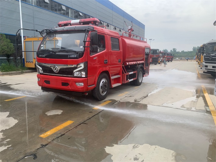 东风4吨双排消防洒水车