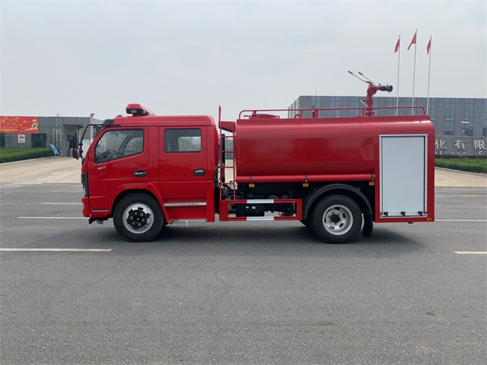 东风4吨双排消防洒水车