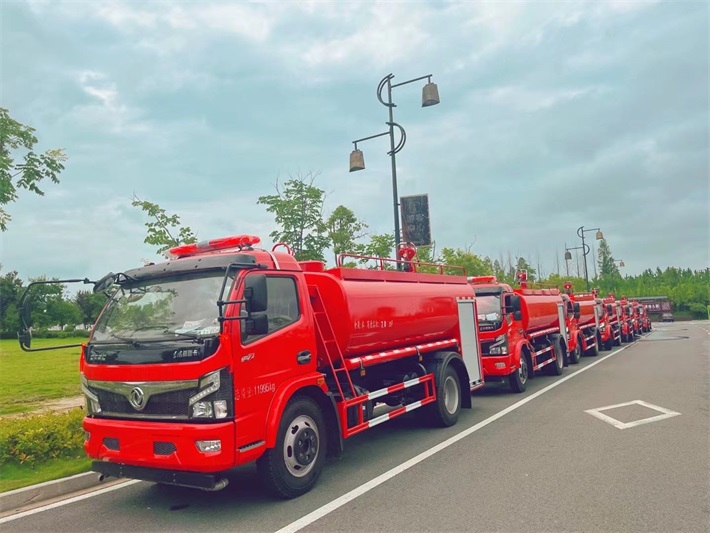 东风福瑞卡 8 方消防洒水车