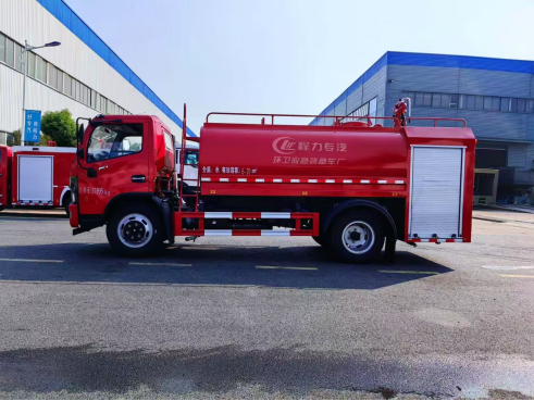 东风福瑞卡 8 方消防洒水车