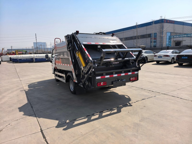 5.5方纯电动压缩式垃圾车