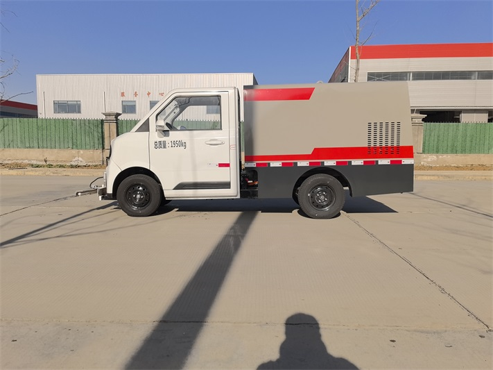 小型纯电动路面清洗车