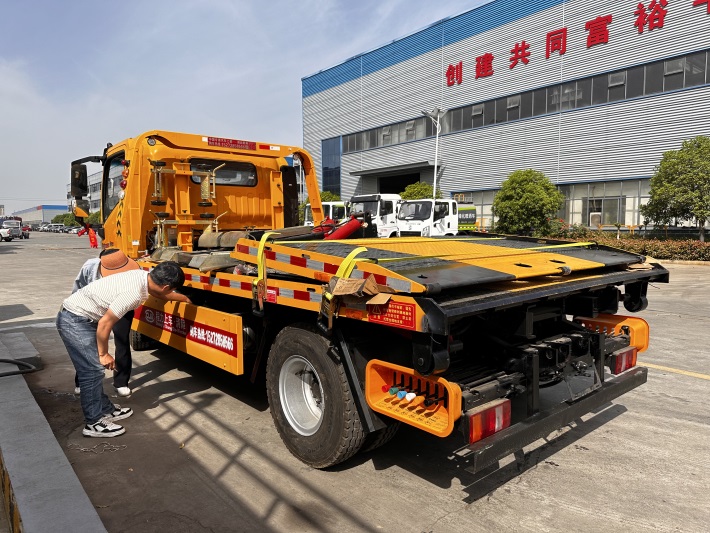 豪沃统帅潍柴170蓝牌清障车8吨重载板