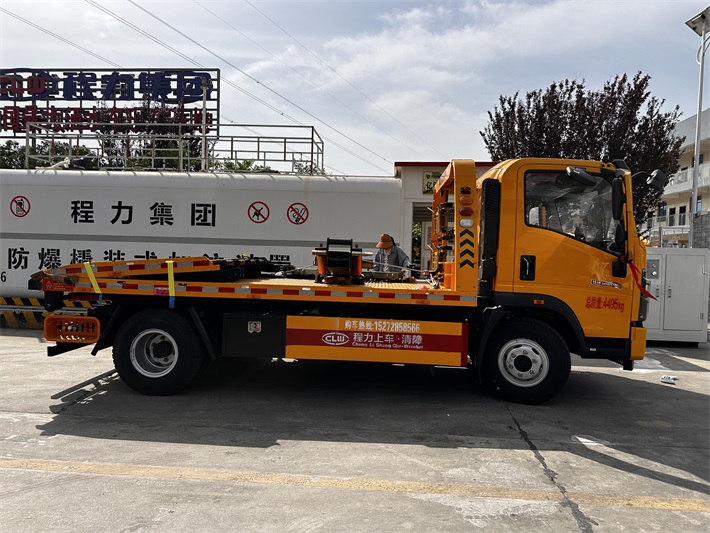 豪沃统帅潍柴170蓝牌清障车8吨重载板