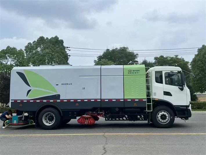 东风天锦电动干湿两用吸尘车