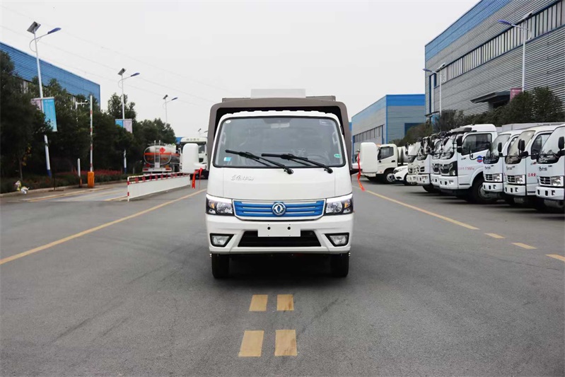 东风华神纯电动小型吸尘车