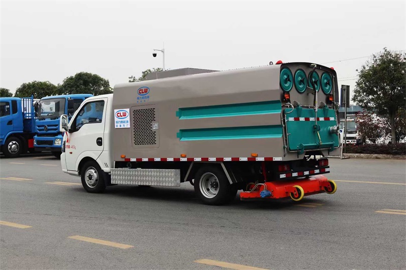 东风华神纯电动小型吸尘车