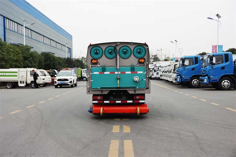 东风华神纯电动小型吸尘车