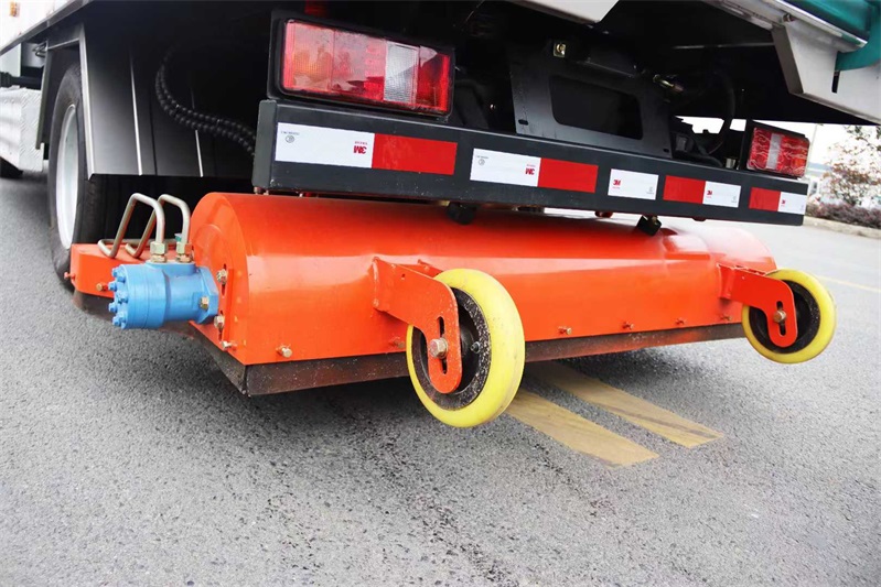 东风华神纯电动小型吸尘车