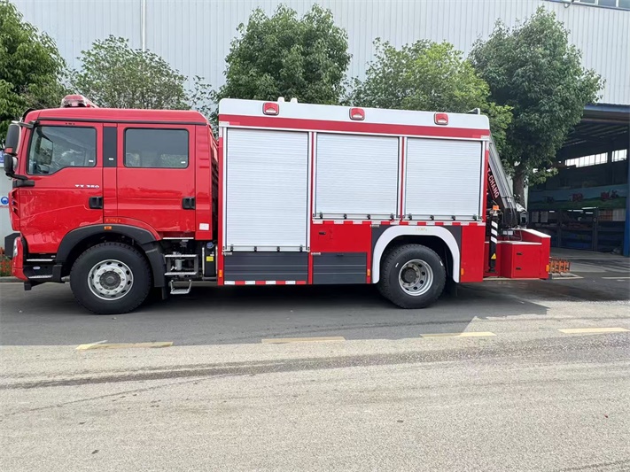 CLW5140TXFJY80/HW重汽抢险救援消防车