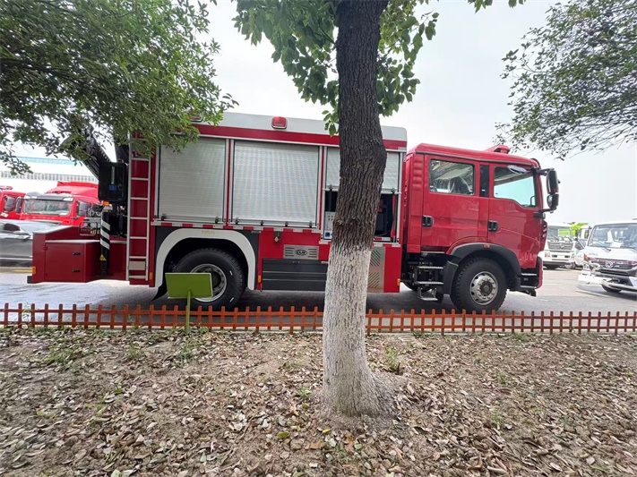 CLW5140TXFJY80/HW重汽抢险救援消防车
