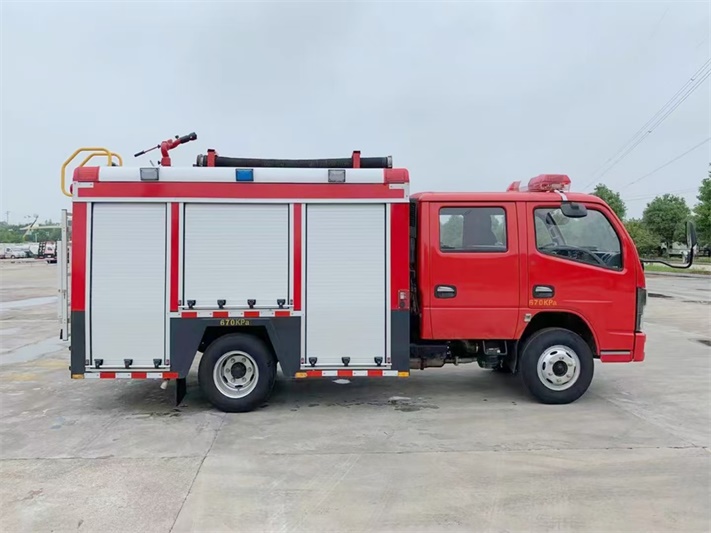 东风小多利卡2.5吨泡沫消防车