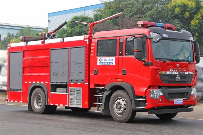 豪沃6.6吨水罐干粉泡沫消防车