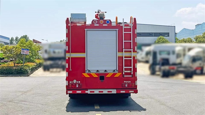豪沃后八轮12吨水罐泡沫消防车