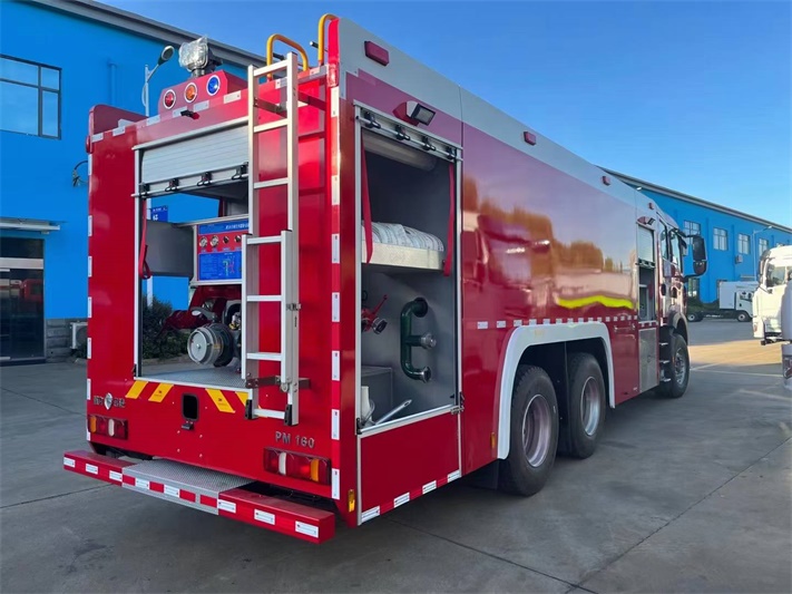 豪沃后八轮16吨水罐泡沫消防车