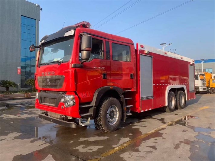 豪沃后八轮16吨水罐泡沫消防车