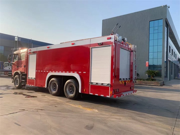 豪沃后八轮18吨水罐泡沫消防车