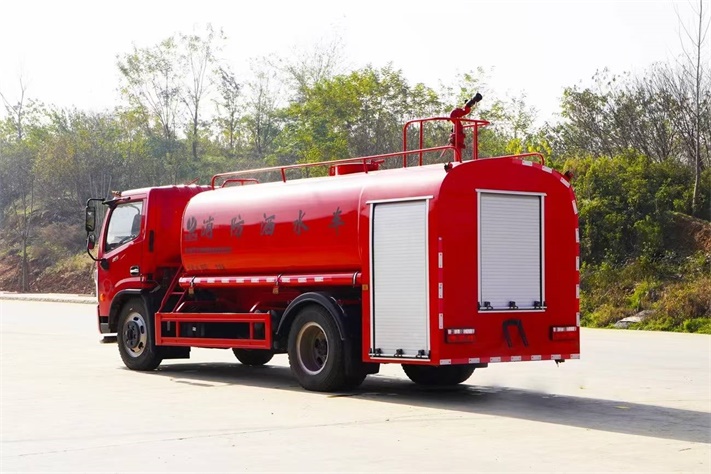 东风福瑞卡 8 方消防洒水车