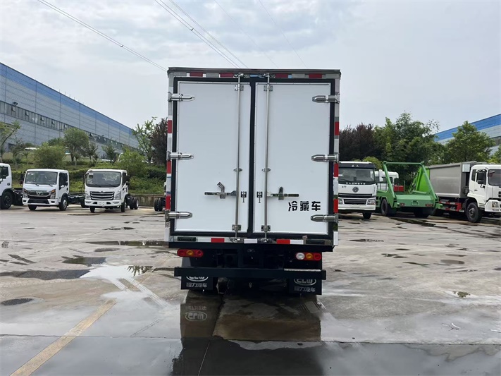 飞碟缔途EF3纯电动3.8米小型冷藏车