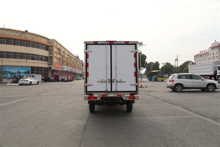 吉利FIE3.1米小型电动冷藏车