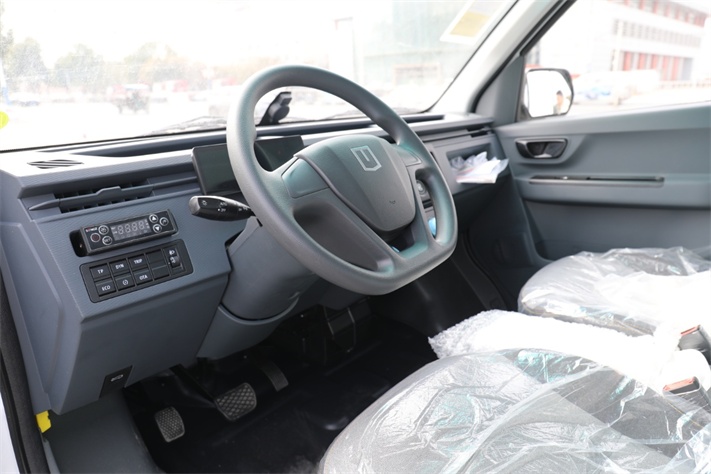 吉利FIE3.1米小型电动冷藏车