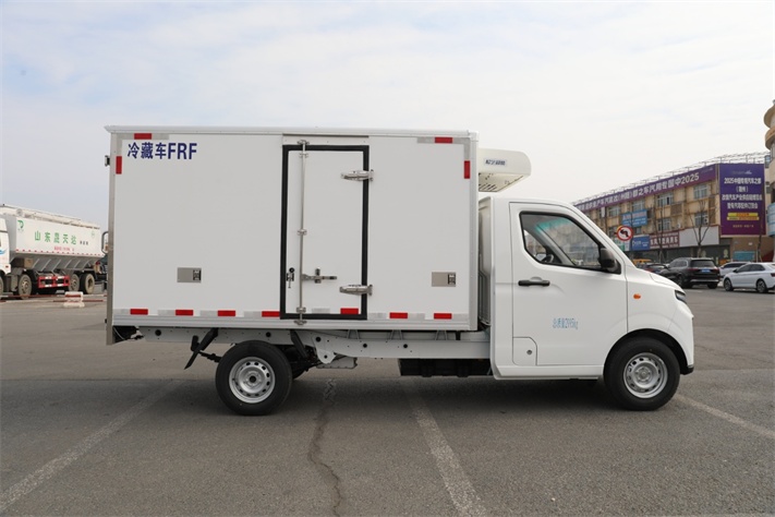 吉利FIE3.1米小型电动冷藏车