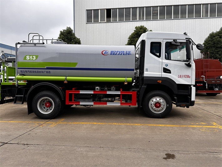 东风多利卡D9洒水车