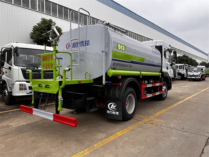 东风多利卡D9洒水车