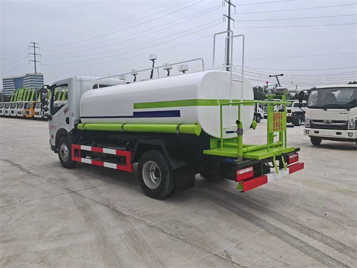 东风5吨洒水车