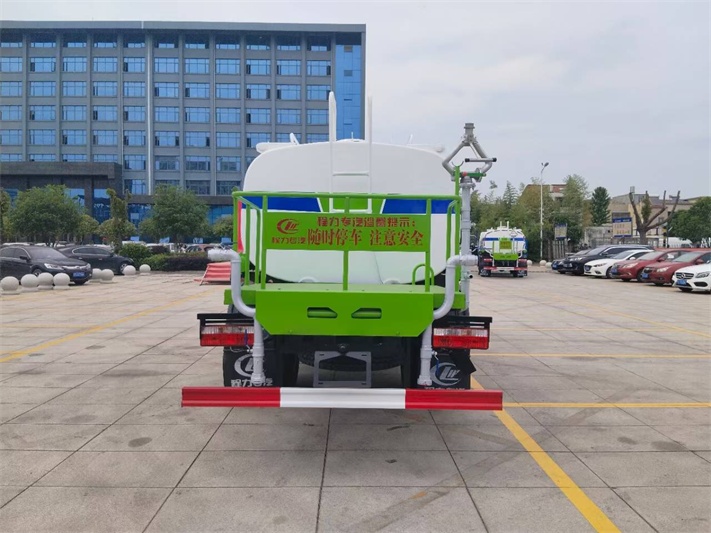 东风10吨洒水车