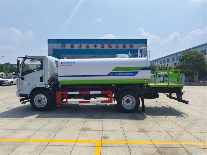 东风华神10吨洒水车