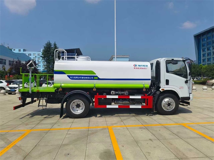 东风华神10吨洒水车