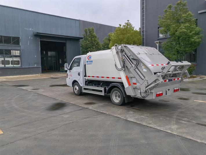 东风途逸蓝牌压缩式垃圾车