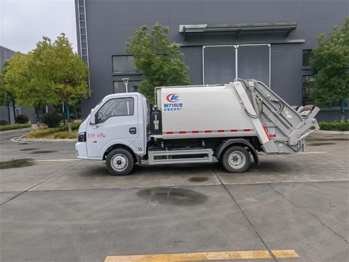 东风途逸蓝牌压缩式垃圾车