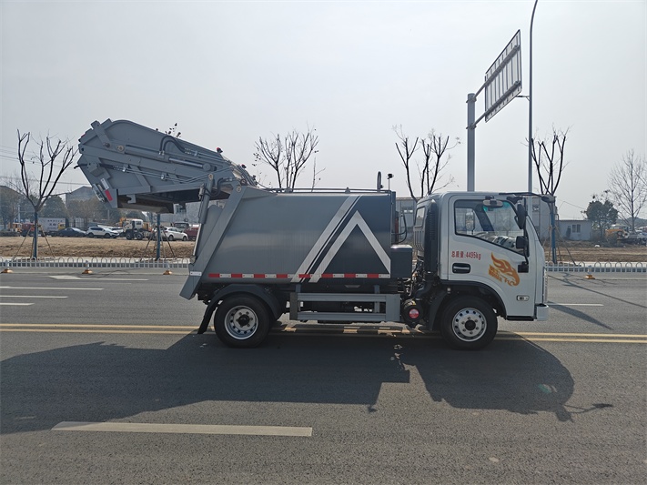 重汽豪曼蓝牌6方压缩垃圾车