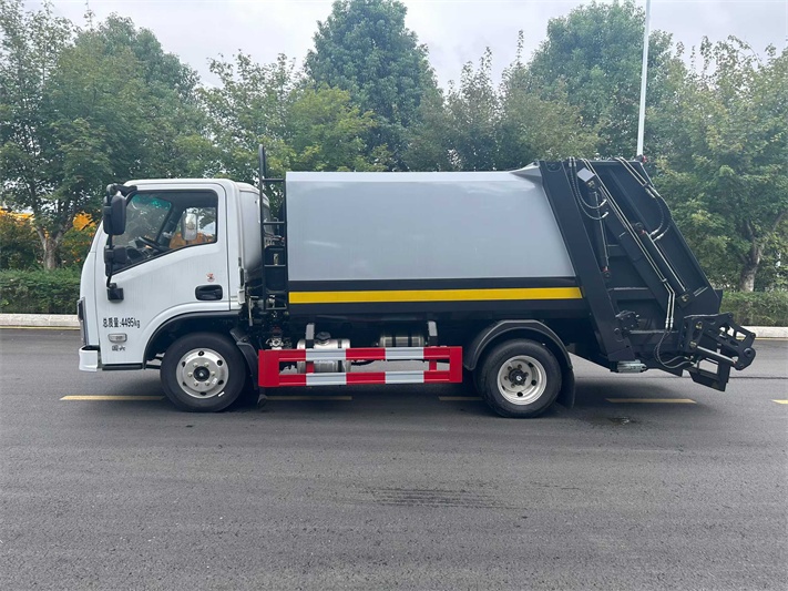 东风华神6方蓝牌压缩垃圾车