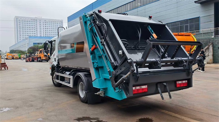 东风8方压缩垃圾车