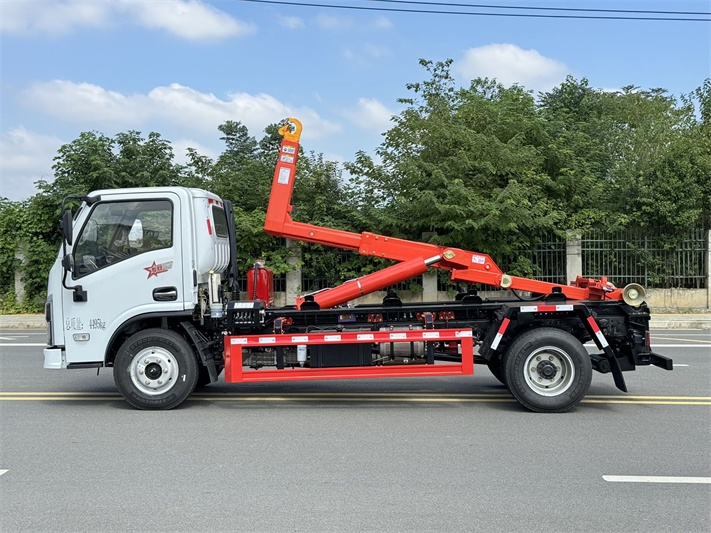 东风重载勾臂垃圾车