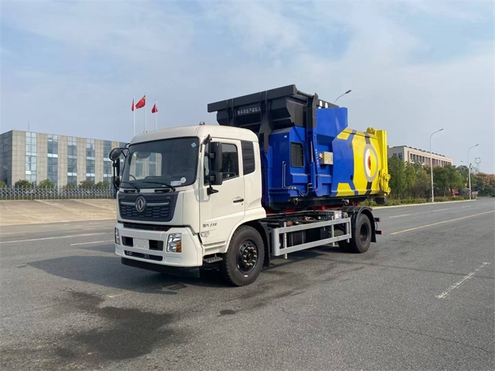 东风天锦勾臂垃圾车（12方）