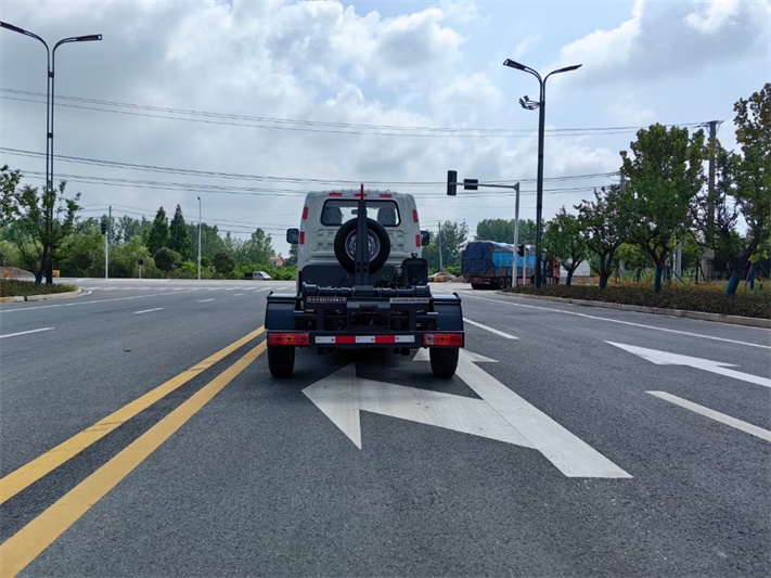 福田祥菱M1纯电动勾臂垃圾车: