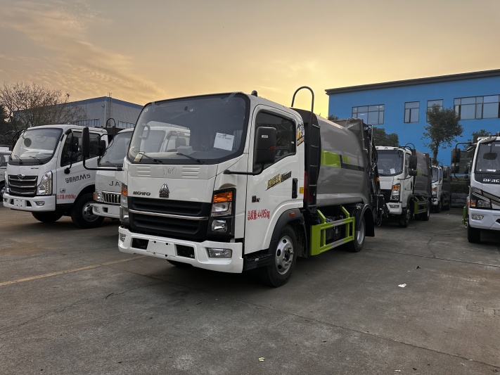 重汽豪沃蓝牌6方压缩垃圾车