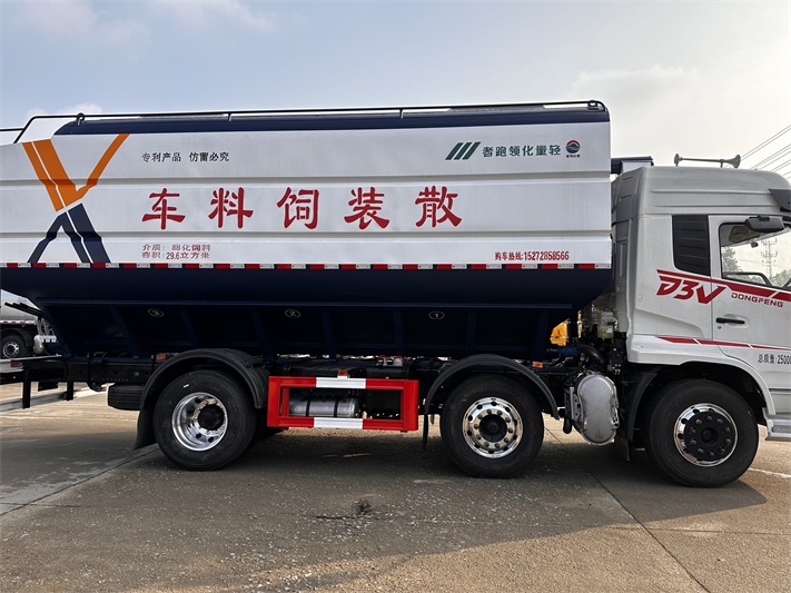 东风小三轴散装饲料运输车