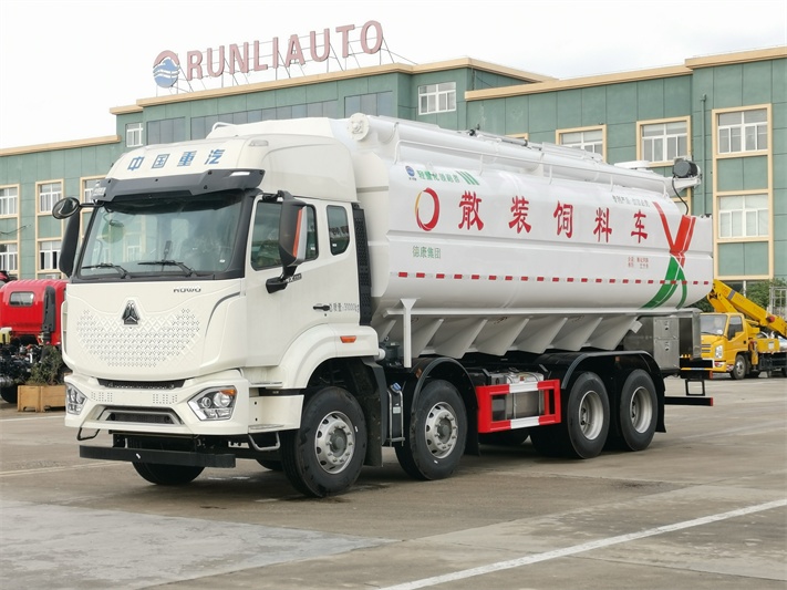 重汽短四轴44方散装饲料运输车