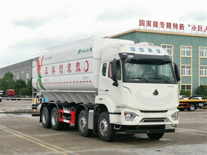 重汽短四轴44方散装饲料运输车