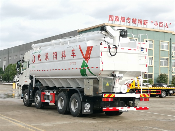 重汽短四轴44方散装饲料运输车