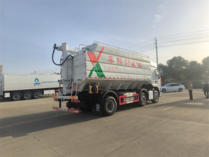 柳汽短三轴散装饲料运输车