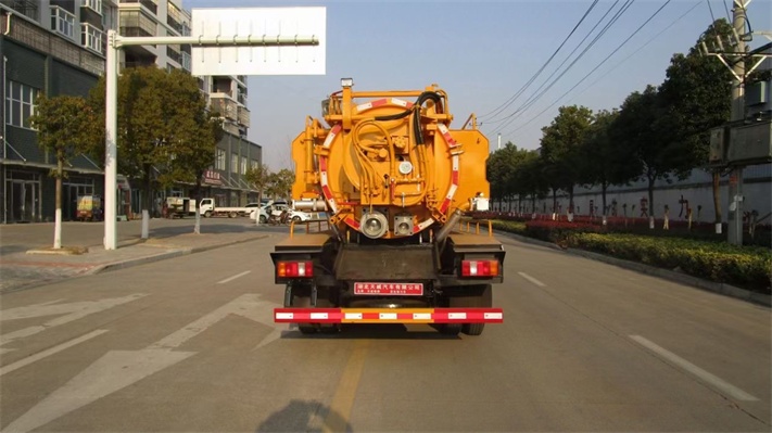 豪曼蓝牌清洗吸污车