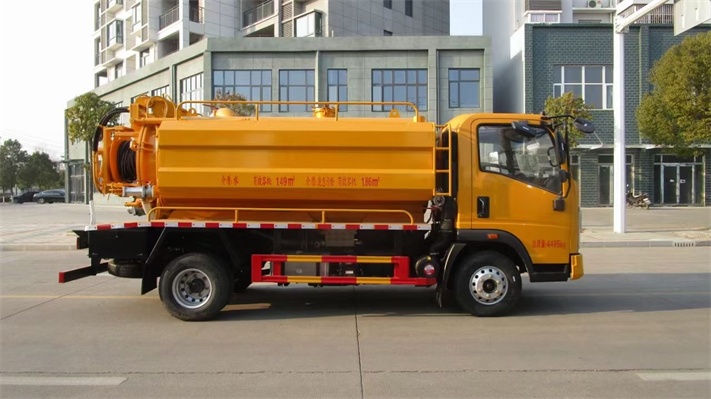 豪曼蓝牌清洗吸污车